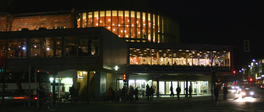 Theater Münster bei Nacht. Foto: Rüdiger Wölk. Lizenz: CC BY-SA 2.0 DE. Quelle: https://commons.wikimedia.org/wiki/File:MuensterStadttheater2399.jpg