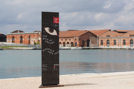 Hinweisschild, 59. Internationale Kunstausstellung – La Biennale di Venezia, The Milk of Dreams. Foto: jvf