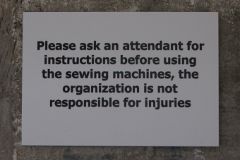 Please ask an attendant for instructions before using the sewing machines, the organization is not responsible for injuries. Warnschild, Foto: jvf
