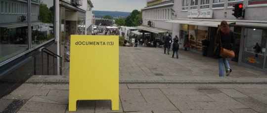 Documenta Schild in Kasseler Fußgängerzone. Foto: jvf.