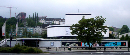 Schauspielhaus Wuppertal. Foto: Andreas Praefcke. Quelle: http://commons.wikimedia.org/wiki/File:Wuppertal_Schauspielhaus_2005b.jpg. Lizenz: CC-BY-3.0