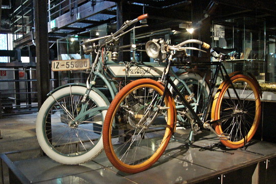 Zweiräder der Köln-Lindenthaler Metallwerke A.G. Herrenrad, 1899 und Motorrad 1910 der Marke Allright. Foto: jvf