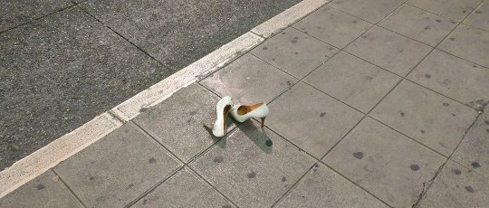 Zurückgelassene Schuhe, Rue de l'Hôtel des Postes, Nizza. Ausschnitt. Foto: Jesmar. Lizenz: CC BY-SA 4.0. Quelle: https://commons.wikimedia.org/wiki/File:2016_Nice_attack_shoes_abandoned_IMG_20160714_224545.jpg