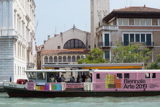 Venedig, Vaporetto mit Biennalewerbung. Foto: jvf