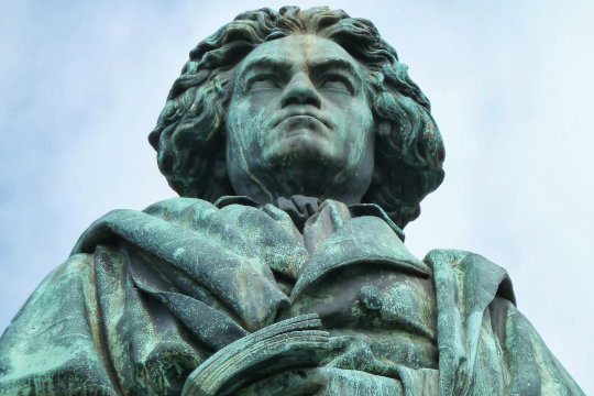 Ernst Julius Hähnel, Beethoven-Denkmal am Bonner Münsterplatz. Foto: Fralac,  Quelle: Wikimedia Commons, Lizenz: CC BY-SA 3.0