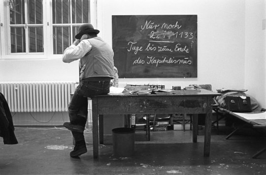 Joseph Beuys beim 1. Jour fixe am 27.3.1981 in Düsseldorf © Fotoarchiv Ruhr Museum, Foto: Jügen Leiendecker / VG Bild-Kunst, Bonn 2020