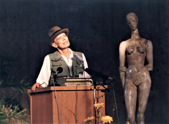 Joseph Beuys bei seiner Rede anlässlich der Verleihung des Wilhelm-Lehmbruck-Preises der Stadt Duisburg, Lehmbruck Museum, 12. Januar 1986. Foto: Britta Lauer