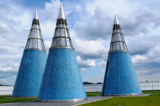 Drei Lichtdome auf dem Dach der Bundeskunsthalle in Bonn. Ausschnitt. Foto: Guido Rading, Quelle: Wikimedia Commons, Lizenz: CC BY 3.0