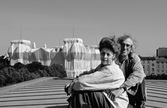 Christo und Jeanne-Claude vor dem Wrapped Reichstag, Berlin 1995. Photo: Wolfgang Volz, ©2021 Christo and Jeanne-Claude Foundation