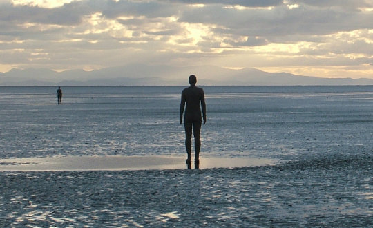 Antony Gormley, Another Place,  1995. Foto: Chris Howells, Lizenz: CC BY-SA 3.0, Quelle: Wikimedia Commons