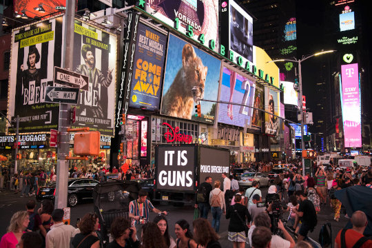 Jenny Holzer, It Is Guns, 2019. LED truck New York, Text: IT IS GUNS, 2018–19 © 2019 Jenny Holzer, member Artists Rights Society (ARS), NY Foto: Joe Carrotta