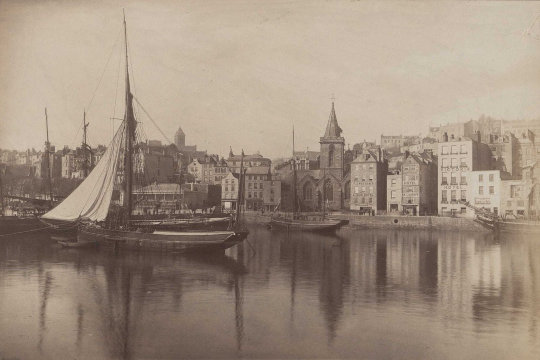 T. Singleton, St. Peter-Port, vom alten Hafen aus, Guernsey, 1890. Ausschnitt. Lizenz: PD-Art, Quelle: gallica.bnf.fr / BnF