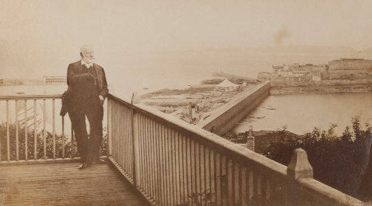 Victor Hugo auf dem Balkon des Hotelville House. Guernsey, 1878. Ausschnitt. Foto: André. Lizenz: CC0. Quelle: Paris Musées Collection
