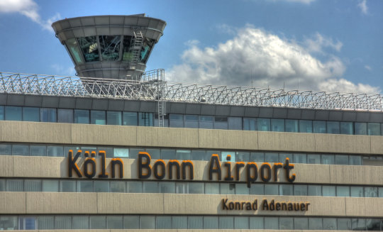 Flughafen Köln-Bonn - Schriftzug „Köln Bonn Airport Konrad Adenauer“ am Hauptgebäude des Terminal 1. Foto: © Raimond Spekking. Lizenz: CC BY-SA 4.0, Quelle: Wikimedia Commons