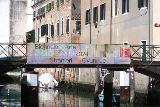 Biennale Venedig 2024, Werbebanner an der Brücke über den Rio de la Tana. Foto: jvf
