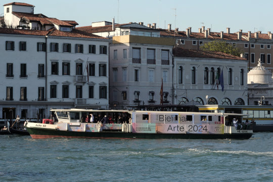 Vaporetto mit Werbung zur Biennale Venedig 2024. Foto: jvf