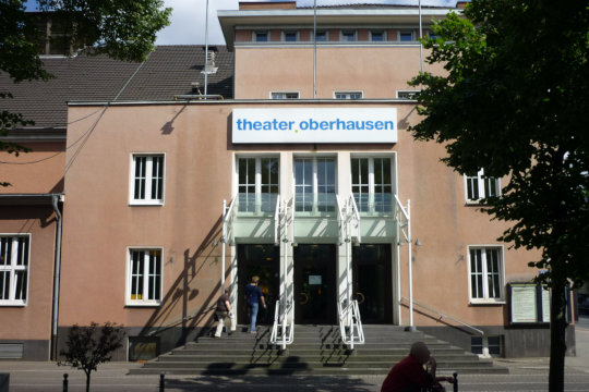 Theater Oberhausen. Außenansicht, 2012. Foto: Roger Weil, Lizenz: CC BY-SA 3.0, Quelle: Wikimedia Commons, Ausschnitt / Drehung: jvf
