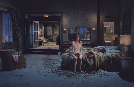 Gregory Crewdson, Untitled (Bed of Roses aus der Serie „Beneath the Roses“), 2003-2008. Albertina, Wien, Dauerleihgabe – Privatbesitz. © Gregory Crewdson Gregory Crewdson, Untitled (Bed of Roses aus der Serie „Beneath the Roses“), 2003-2008. Albertina, Wien, Dauerleihgabe – Privatbesitz. © Gregory Crewdson