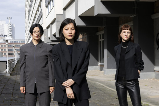 Künstlerinnen Henrike Naumann und Sung Tieu, sowie Kuratorin Kath&shy;leen Rein&shy;hardt für den Deutschen Pavillon auf der 61. Kunst&shy;biennale von Venedig. Foto: Victoria Tomaschko