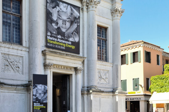 Gallerie dell'Accademia, Marina Abramović – Transforming Energy. Werbeplakat. Foto: jvf