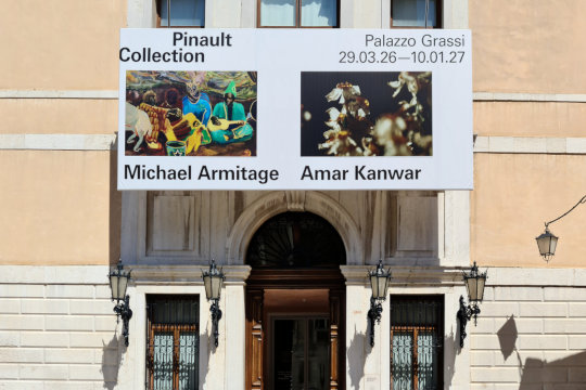 Pinault Collection, Palazzo Grassi. Werbebanner für die Ausstellung mit den Werken von Michael Armitage und Amar Kanwar. Foto: jvf