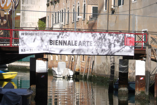 Biennale Venedig 2026, In Minor Keys. Werbebanner an der Brücke über den Rio della Tana. Foto: jvf