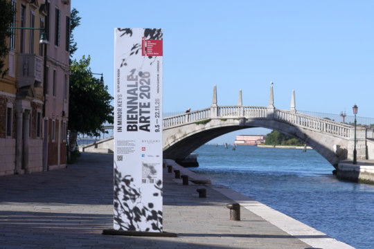 Werbe- und Informationsstele zur Biennale Venedig 2026 an den Fondamenta Arsenale. Foto: jvf