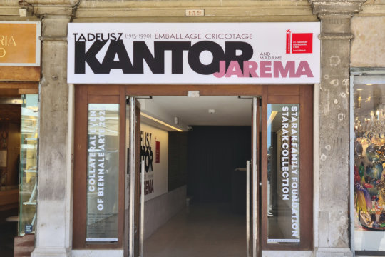 Eingang zur Ausstellung Tadeusz Kantor – Emballage, Cricotage and Madame Jarema am Markusplatz
