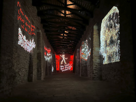 Installationsansicht: Nalini Malani, Of Woman Born, 2026. 9-Kanal-iPad-Animations-Kammer, Ton, variable  Dimensionen. Sammlung Kiran Nadar Museum of Art. © Nalini Malani