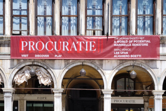 Procuratie vecchie am Markusplatz. Werbebanner für u.a. für Ausstellungen des SMAC: Lee Ufan und Alighiero Boetti