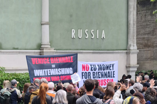 Giardini pubblici, Protest vor dem Pavillon Russlands am 6. Mai 2026. Foto: jvf